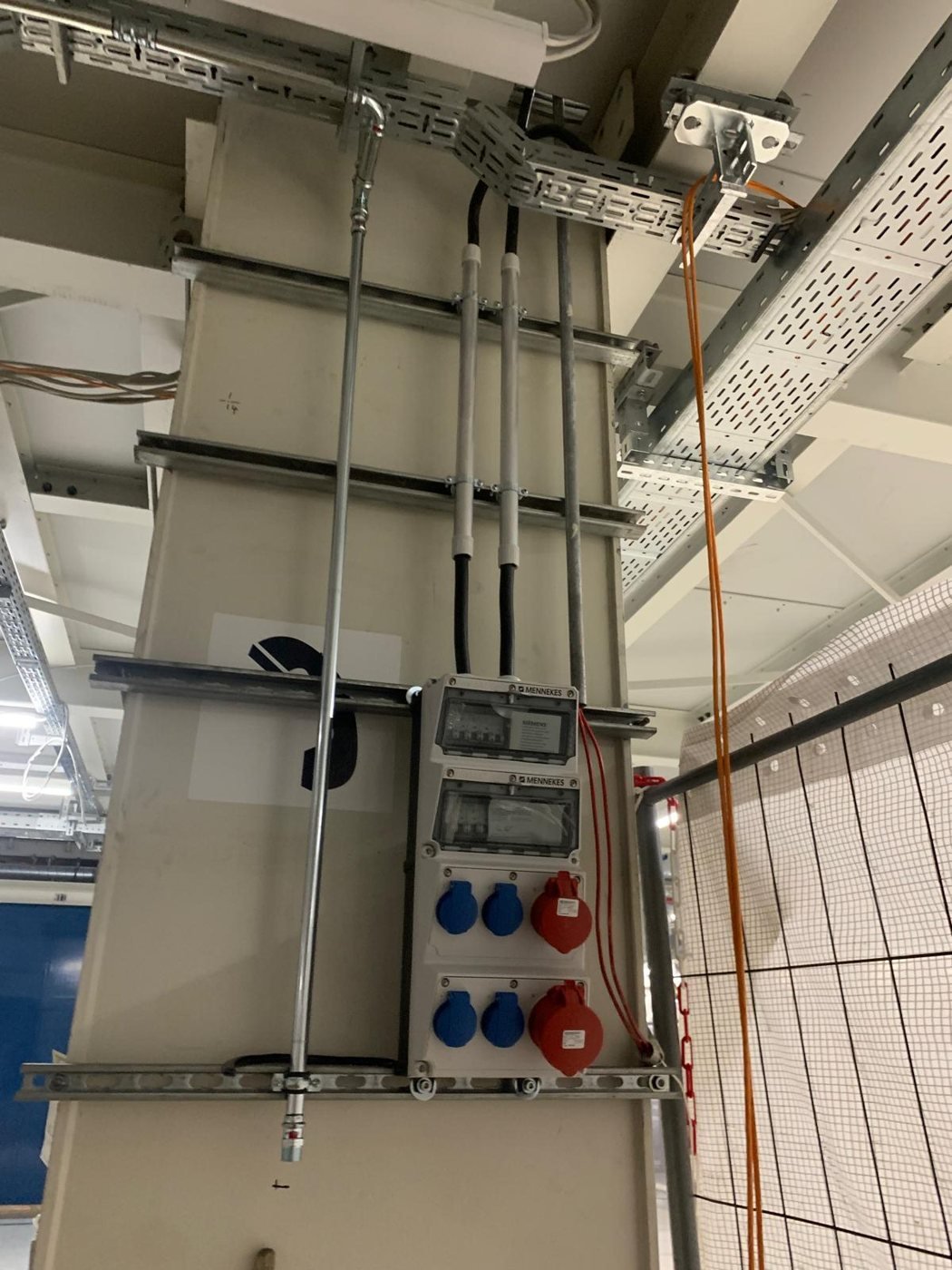 Pion instalacyjny z rozdzielnicami i trasami